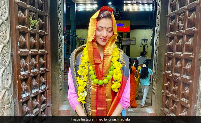 Urvashi Rautela मंदिर में नींबुओं की माला पहने आईं नजर, फैंस हुए Shocked