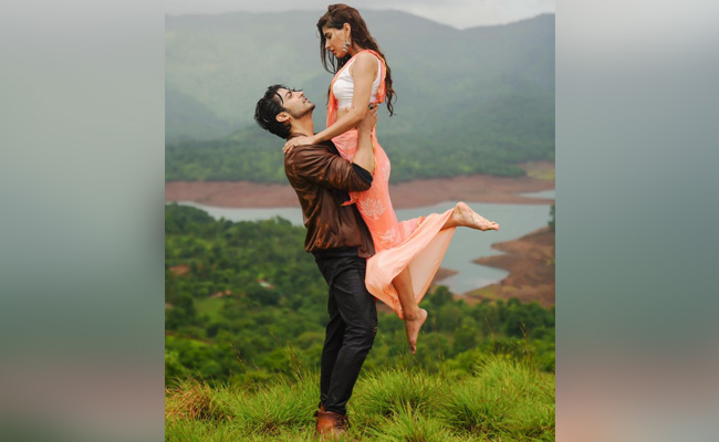 Jubin Nautiyal's Song <I>Barsaat Ki Dhun</i>, Featuring Gurmeet Choudhary And Karishma Sharma, Is Out Now