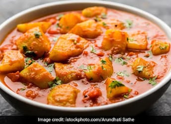 This Delicious Kerala-Style Aloo Curry Will Amp Up Your Table In Just 30 Minutes This Delicious Kerala-Style Aloo Curry Will Amp Up Your Table In Just 30 Minutes