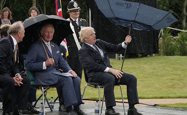 Twitter Can&rsquo;t Stop Watching Boris Johnson Struggle With Umbrella At Memorial Service