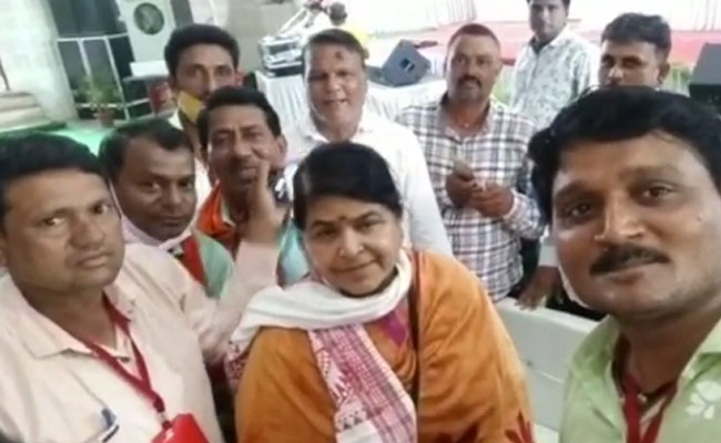 MP News: पेट्रोल डीजल और रसोई गैस के बाद अब मंत्री के साथ सेल्फी लेना भी हुआ महंगा