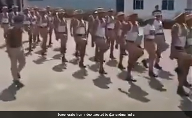 आनंद महिंद्रा ने शेयर किया नागालैंड के जवानों का ‘ढल गया दिन…’ गाने पर परेड करते हुए Video, कही ये दिलचस्प बात