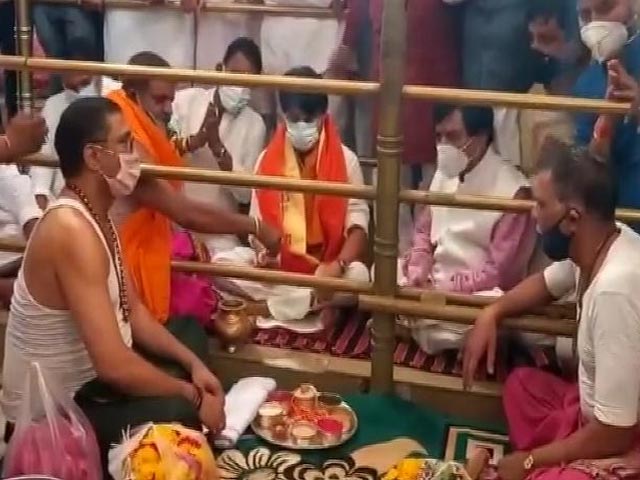 New Cabinet Preps? Jyotiraditya Scindia's Temple Stop Before Delhi Flight