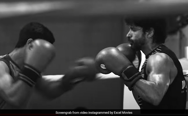 <I>Toofaan</i>: Watch How Farhan Akhtar Trained To "Take Punches, Not Fake Punches" In This Intense Video