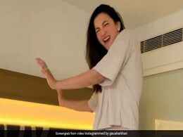 Gauahar Khan ने पलंग पर चढ़कर अंग्रेजी गाने पर किया जोरदार डांस, बार-बार देखा जा रहा Video Gauahar Khan ने पलंग पर चढ़कर अंग्रेजी गाने पर किया जोरदार डांस, बार-बार देखा जा रहा Video