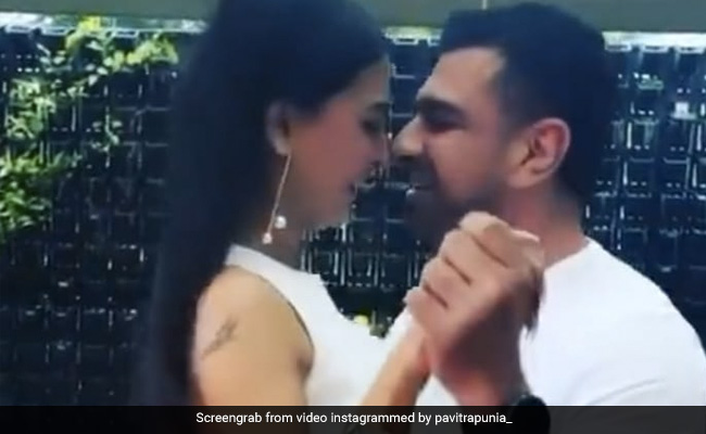 पवित्र पुनिया बॉयफ्रेंड एजाज खान संग 'पहला नशा' सॉन्ग पर रोमांटिक डांस करती आईं नजर, Video वायरल 