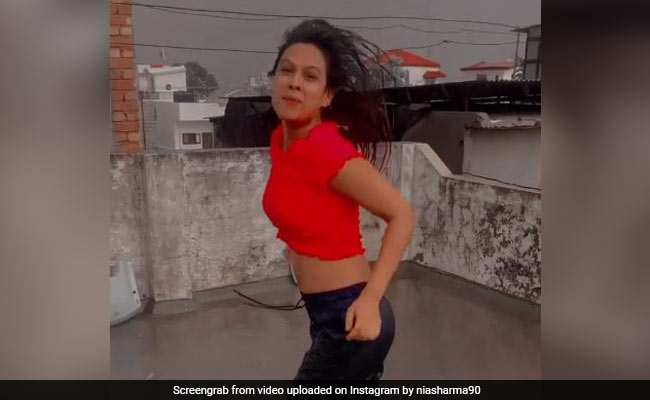 निया शर्मा ने बारिश में छत पर झूमकर किया डांस, देखें शानदार वीडियो