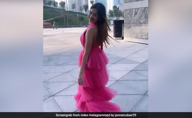जन्नत जुबैर ने पिंक ड्रेस में हिना खान के सॉन्ग 'बारिश बन जाना' पर झूमकर किया डांस, Video हुआ वायरल