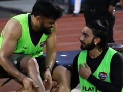 धोनी के साथ फुटबॉल खेलते दिखे एक्टर रणवीर सिंह- बोले- हमेशा बड़े भाई के चरणों में..