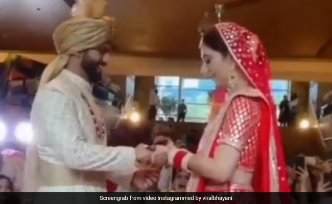 राहुल-दिशा की शादी की पहली तस्वीर आईं सामने, लाल लहंगे में बेहद खूबसूरत दिख रही हैं दिशा