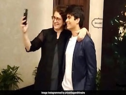 बेटे रेहान वाड्रा के पहले फोटोग्राफी एग्जीबिशन से प्रियंका गांधी ने शेयर की तस्वीरें, सेल्फी लेती आईं नज़र, लिखा- "अपने बेटे पर गर्व है" बेटे रेहान वाड्रा के पहले फोटोग्राफी एग्जीबिशन से प्रियंका गांधी ने शेयर की तस्वीरें, सेल्फी लेती आईं नज़र, लिखा- "अपने बेटे पर गर्व है"