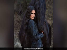 टॉप मॉडल Kendall Jenner के स्टाइलिश अंदाज ने फिर जीता दिल, फोटो हुईं वायरल टॉप मॉडल Kendall Jenner के स्टाइलिश अंदाज ने फिर जीता दिल, फोटो हुईं वायरल