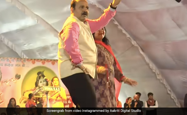 डब्बू अंकल ने गोविंदा के गाने पर किया जबरदस्त डांस, उमड़ पड़ी भारी भीड़- देखें Video