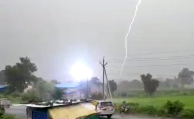 MP News: आसमान से खंबे पर गिरी जोरदार बिजली, रोंगटे खड़े करने वाला नजारा कैमरे में कैद