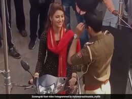 स्कूटी से घूमने निकलीं उर्वशी रौतेला से पुलिस ने मांगा ड्राइविंग लाइसेंस तो एक्ट्रेस ने दिखाई यह चालाकी- देखें Video स्कूटी से घूमने निकलीं उर्वशी रौतेला से पुलिस ने मांगा ड्राइविंग लाइसेंस तो एक्ट्रेस ने दिखाई यह चालाकी- देखें Video