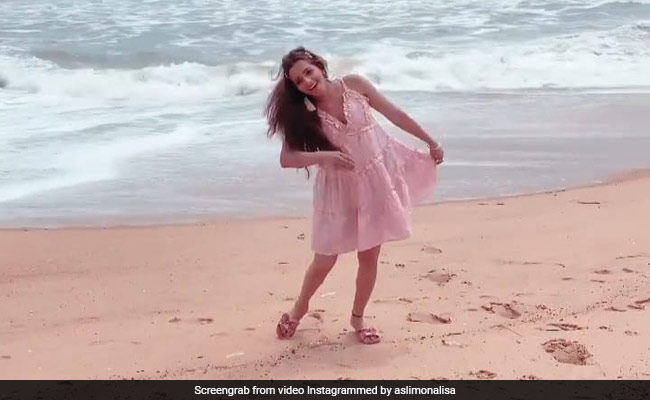 मोनालिसा बीच किनारे बिपाशा बसु के सॉन्ग 'जादू है नशा है' पर यूं डांस करती आईं नजर, Video ने मचाई धूम