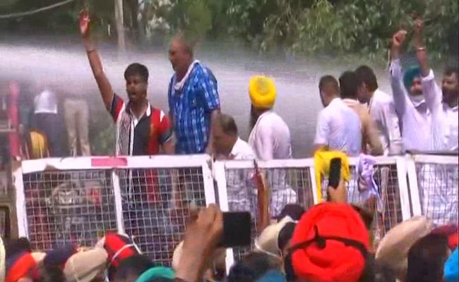 Water Cannons Used On AAP Workers Protesting At Amarinder Singh's House