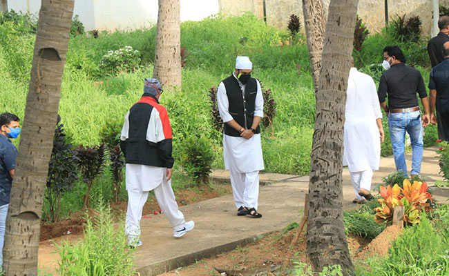 दिलीप कुमार के अंतिम दर्शन के लिए पहुंचे अमिताभ बच्चन और अभिषेक बच्चन, सुपुर्दे खाक हुए 'ट्रेजडी किंग'