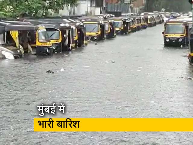 Mumbai Rain: भारी बारिश के चलते मुंबई के कई इलाकों में भरा पानी