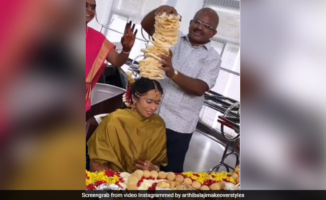 शादी में हुई अनोखी रस्म, दुल्हन के सिर पर शख्स ने तोड़े इतने सारे पापड़, लोगों ने पूछा- 'कहां होती है ऐसी रस्म', देखें VIDEO