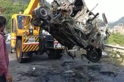 On Camera, Truck Runs Over Hyundai i10 On Mumbai-Pune Expressway, 3 Dead On Camera, Truck Runs Over Hyundai i10 On Mumbai-Pune Expressway, 3 Dead