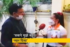 टोक्यो ओलिंपिक में शानदार जीत के बाद घर लौटीं मीराबाई चानू, NDTV से बोलीं- जीत का वादा पूरा किया टोक्यो ओलिंपिक में शानदार जीत के बाद घर लौटीं मीराबाई चानू, NDTV से बोलीं- जीत का वादा पूरा किया