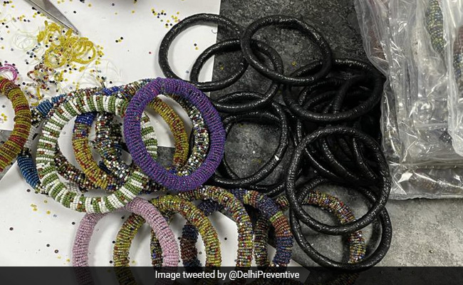चूड़ियों में भरकर लाई गई 7.5 करोड़ की हेरोइन दिल्ली एयरपोर्ट पर पकड़ी गई, अफसर भी रह गए हैरान