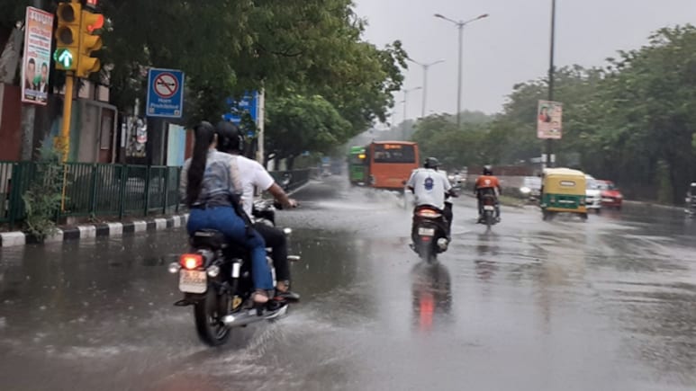 Delhi Weather: दिल्ली-नोएडा में रात से ही हो रही बारिश, आज घर से निकलने से पहले पढ़ लीजिए मौसम का अलर्ट