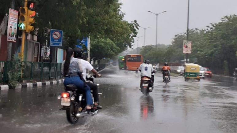 Weather Update: कल भी बारिश के आसार, पश्चिमी विक्षोभ के कारण पाकिस्तान से भारत तक ऐसे बदला मौसम का मिजाज