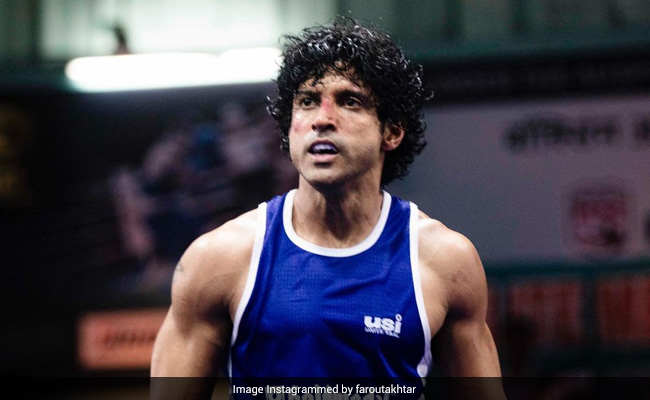 What Hrithik Roshan Wrote About Farhan Akhtar And Mrunal Thakur's Performances In <i>Toofaan</i>