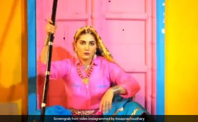 Sapna Choudhary लट्ठ गाड़कर बैठ गईं दरवाजे के आगे, वजह कर देगी हैरान- देखें Video