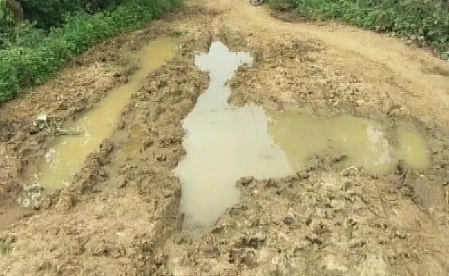 मध्यप्रदेश : एक गांव में नाली तो दूसरे में रातोंरात चोरी हो गई 1 KM लंबी सड़क, सरकार करेगी जांच