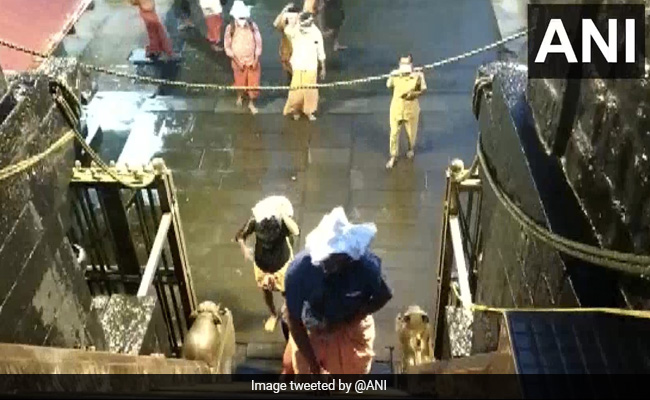 पांच दिनों के लिए खुला सबरीमाला मंदिर, जानें मंदिर में प्रवेश के लिए क्या है शर्त पांच दिनों के लिए खुला सबरीमाला मंदिर, जानें मंदिर में प्रवेश के लिए क्या है शर्त