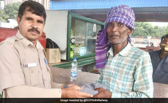रेलवे स्टेशन पर 1 लाख रुपयों से भरा बैग भूल गया था मज़दूर, दिल्ली पुलिस के जवान ने ईमानदारी से लौटाए पैसे