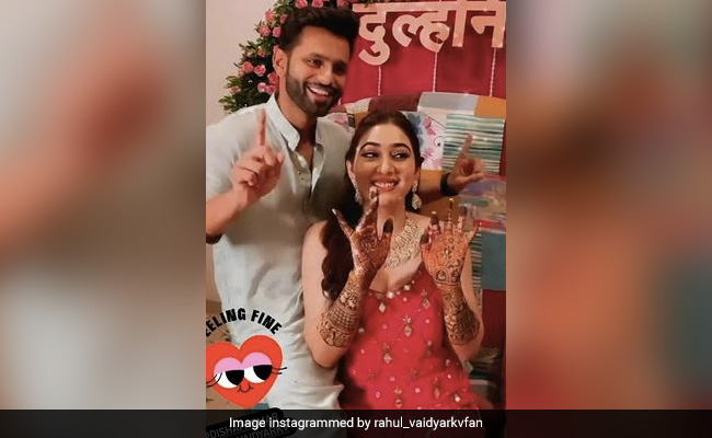 Trending: Rahul Vaidya Sings For Disha Parmar At Their <i>Mehndi</i> Ceremony