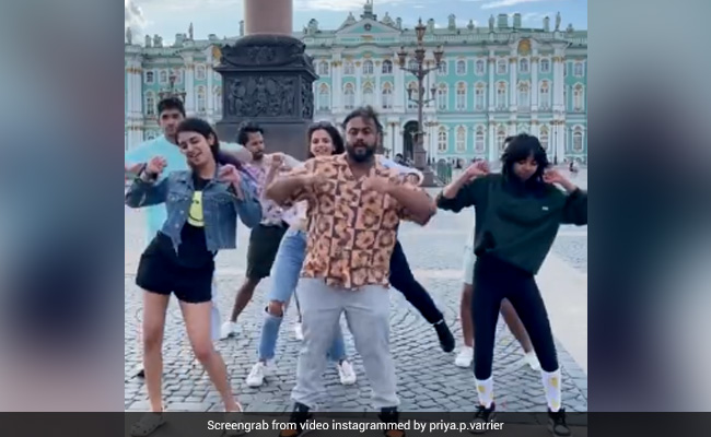 Priya Prakash Varrier Dance: प्रिया प्रकाश वारियर ने दोस्तों संग रूस की सड़कों पर किया डांस, देखें विंक गर्ल का Video