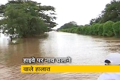 बाढ़ के चलते पानी में डूबा मुंबई-बेंगलुरु हाइवे, सिर्फ नाव चलाने के हैं हालात बाढ़ के चलते पानी में डूबा मुंबई-बेंगलुरु हाइवे, सिर्फ नाव चलाने के हैं हालात