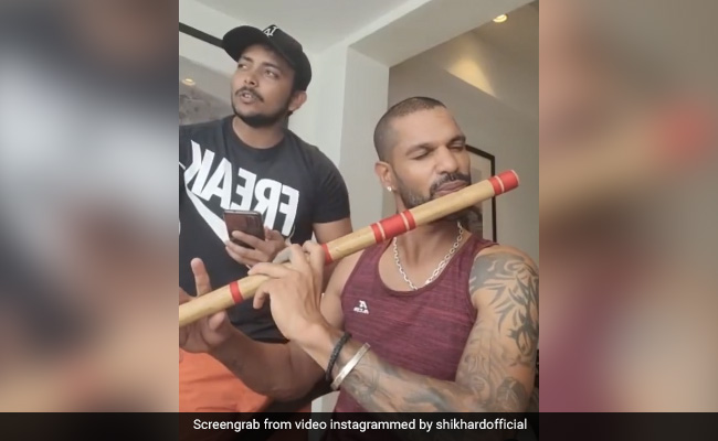 Shikhar Dhawan ने किशोर कुमार के गाने 'ये शाम मस्तानी' पर बजाई बांसुरी, Prithvi Shaw ने गाया गाना, धूम मचा रहा Video