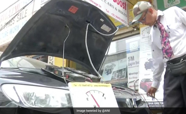अब नहीं डलवाना पड़ेगा गाड़ी में बार-बार पेट्रोल, हैदराबाद के इस टेक्नीशियन ने डेवलप किया माइलेज बूस्टर