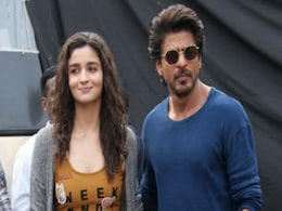 <i>Darlings</i>: Shah Rukh Khan Wants Alia Bhatt To "Sign" Him For Her Next Production. Her Adorable Reply <i>Darlings</i>: Shah Rukh Khan Wants Alia Bhatt To "Sign" Him For Her Next Production. Her Adorable Reply