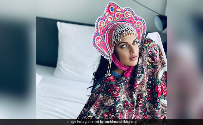 अनोखे अंदाज में नजर आईं हिमांशी खुराना, सोशल मीडिया पर जमकर वायरल हो रही तस्वीर