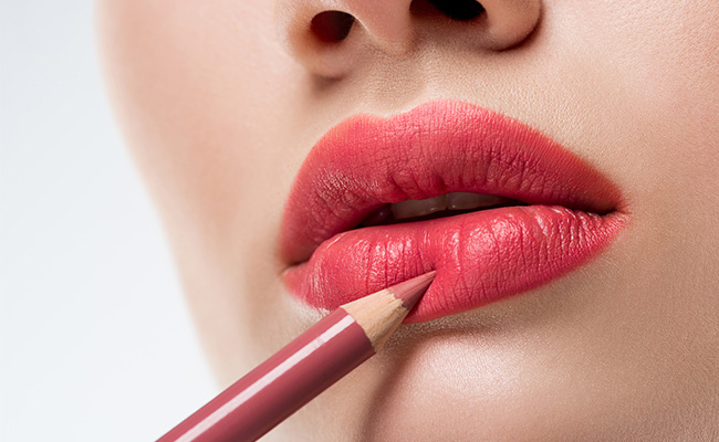 These Are The Best Lip Liners To Define Your Lips And Prevent Lipstick From Spilling
