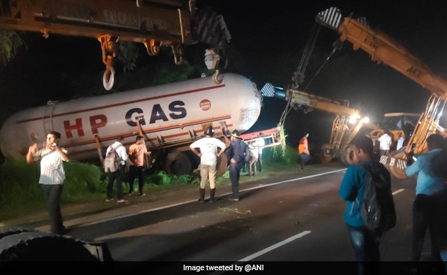 Gas Tanker In Maharashtra Suffers Tyre Burst, Veers Off On Railway Tracks; Major Tragedy Averted