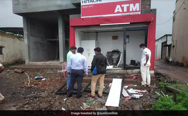 पुणे : लुटेरों ने एटीएम को बम लगाकर उड़ाया, लाखों लूटकर हुए फरार