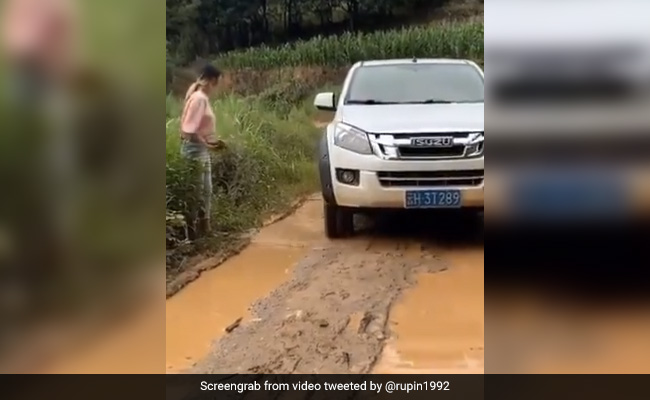 सड़क पर भरे पानी से खुद को बचाने के लिए लड़की ने निकाला गजब तरीका, गाड़ी को देखते ही किया कुछ ऐसा - देखें Funny Video