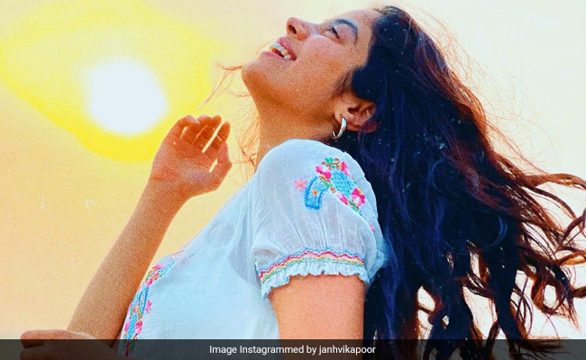 "Wildflower" Janhvi Kapoor Blooms Best By The Sea. These Pics Are Proof