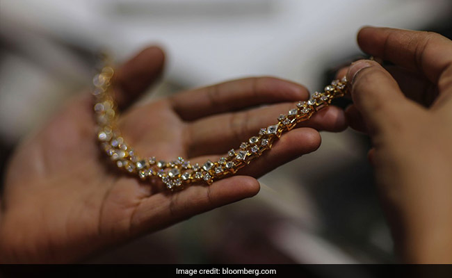 शॉपिंग करने आया युवक दुकान से छीनकर भागा 7 लाख रुपये का सोना, वारदात सीसीटीवी कैमरे में कैद