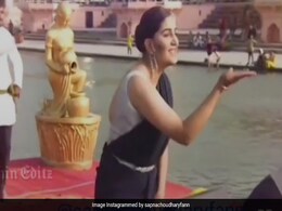सपना चौधरी का घाट किनारे का वीडियो वायरल, 'चटक मटक' पर किया शानदार डांस सपना चौधरी का घाट किनारे का वीडियो वायरल, 'चटक मटक' पर किया शानदार डांस