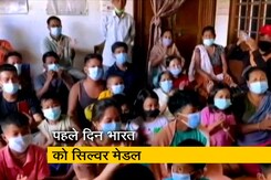 टोक्यो ओलिंपिक में मीराबाई चानू ने भारत को दिलाया सिल्वर मेडल, बनीं पहली महिला वेटलिफ्टर टोक्यो ओलिंपिक में मीराबाई चानू ने भारत को दिलाया सिल्वर मेडल, बनीं पहली महिला वेटलिफ्टर