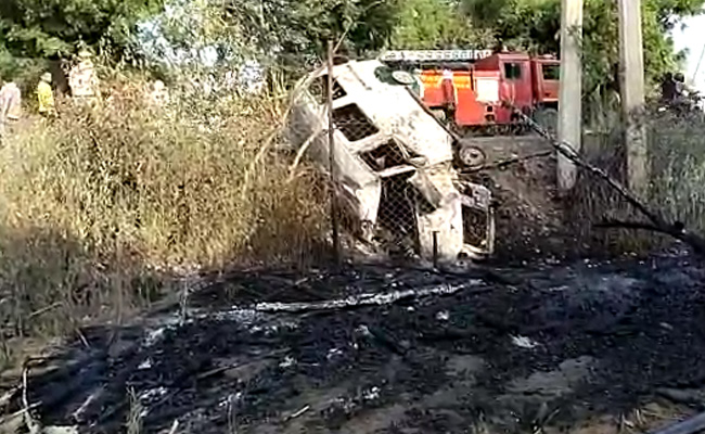 गुरुग्राम: बिजली के खंभे से टकराई CNG कार, आग लगने से जिंदा जले 2 लोग